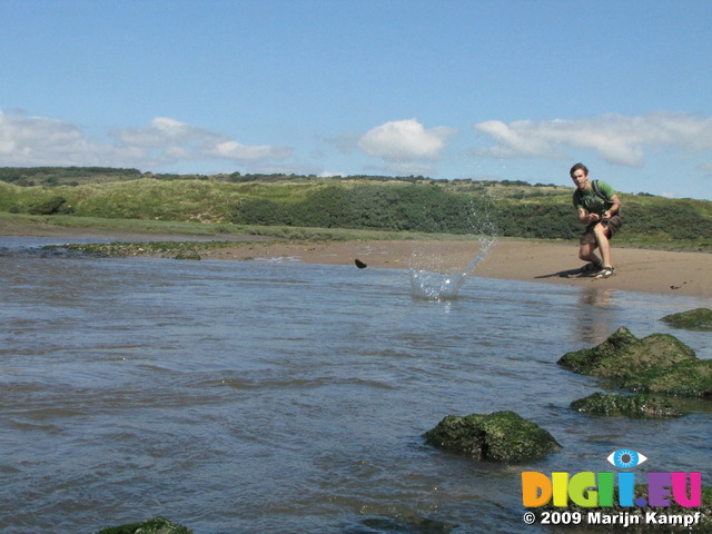 SX07941 Wouko skipping stone on Ogmore River